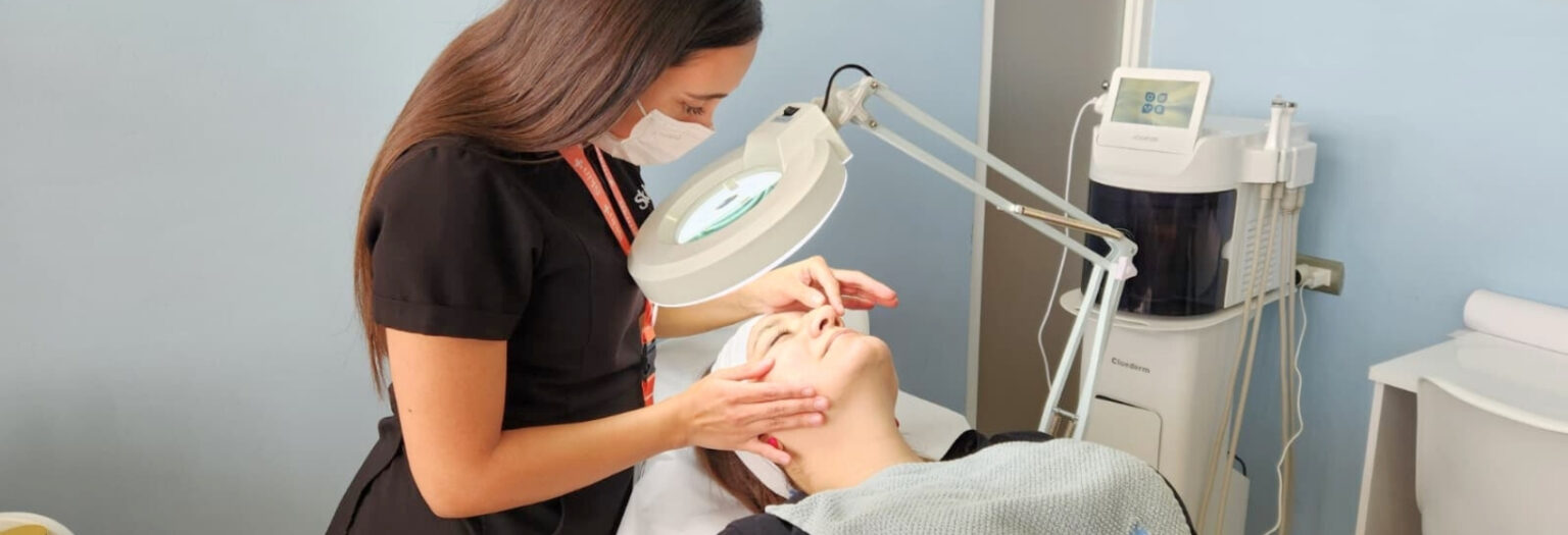 mujer recibiendo diagnostico facial de cosmetologia en skinmas